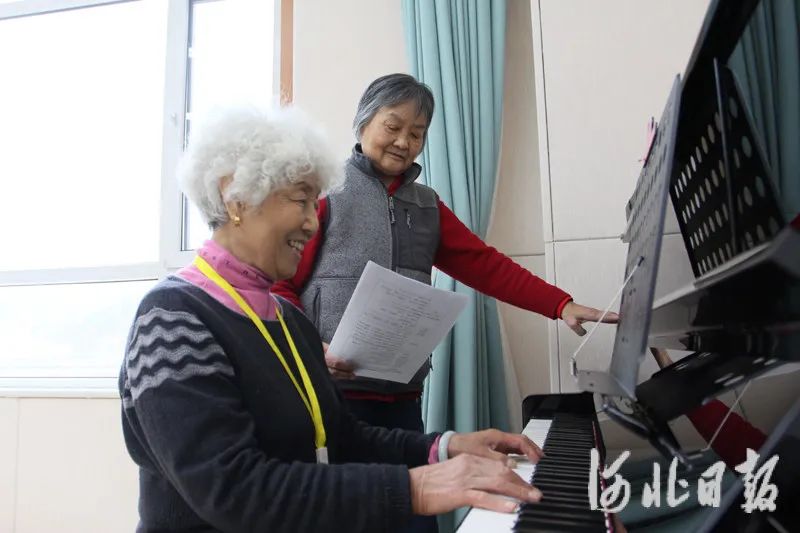 在万家祥和康养城，老人们正在练习钢琴。（河北日报资料片）陈建楠摄