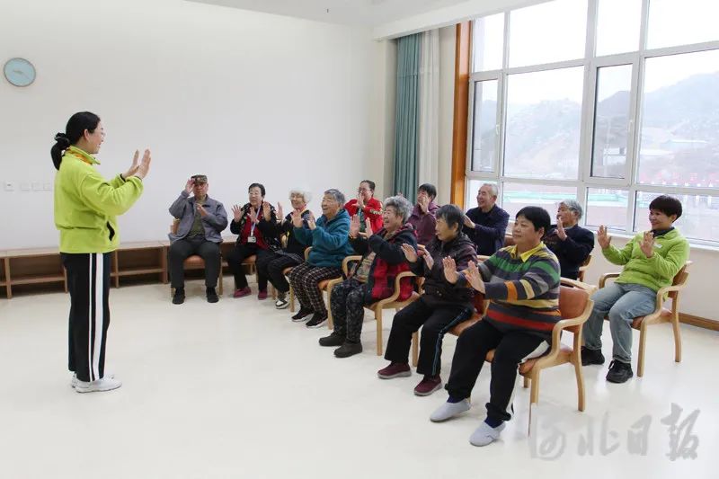 在万家祥和康养城，老人们正在做手部操。（河北日报资料片）陈建楠摄