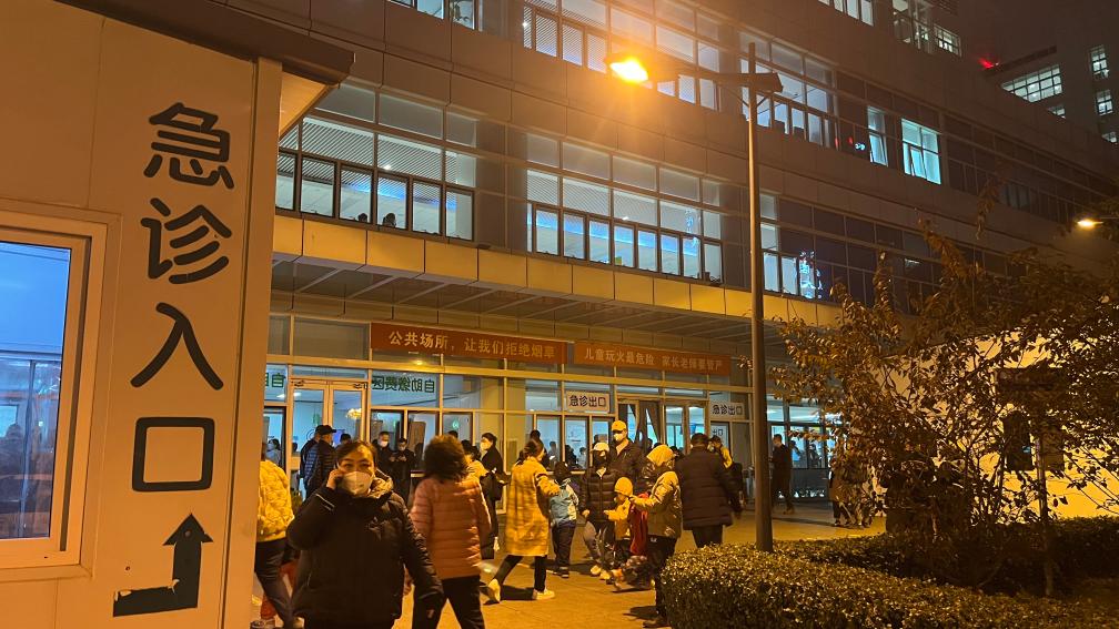 天津医院排队_天津市儿童医院急诊区 夜探 儿童肺炎支原体感染 流感叠加呼吸道疾病高发