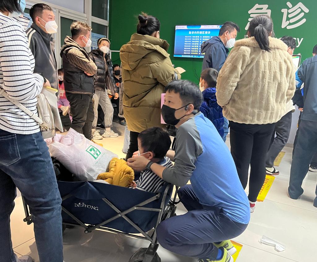 天津医院排队_天津市儿童医院急诊区 夜探 儿童肺炎支原体感染 流感叠加呼吸道疾病高发