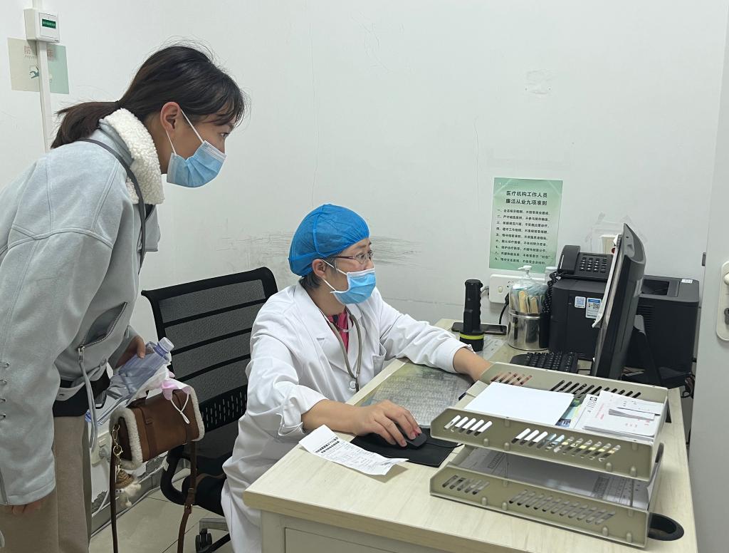 天津市儿童医院急诊区 夜探 儿童肺炎支原体感染 流感叠加呼吸道疾病高发_天津医院排队