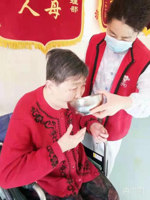 养老护理人员春节期间照护老人_天津蓟州医院护工_疫情防控养老机构护理人员坚守