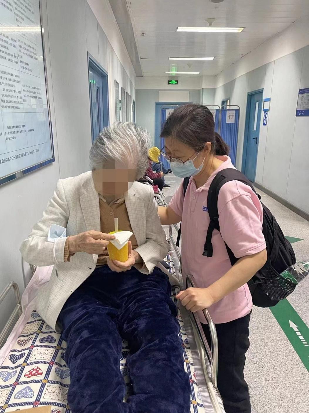 陪老人看病服务_陪诊师新职业_天津陪诊师机构