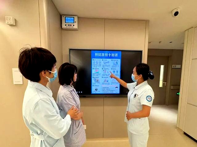 老人住院不用家属陪床_医院派专人照料_免陪照护服务_天津24h护工体验